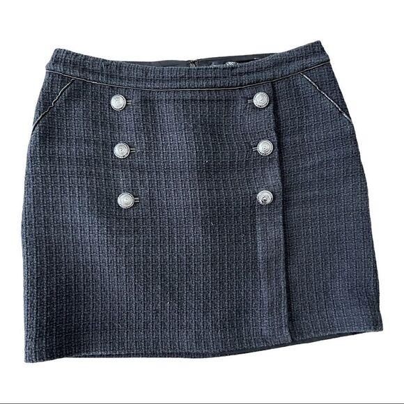 WHITE HOUSE BLACK MARKET Black Skirt With Solver Button Details. Size 4 - Picture 1 of 6